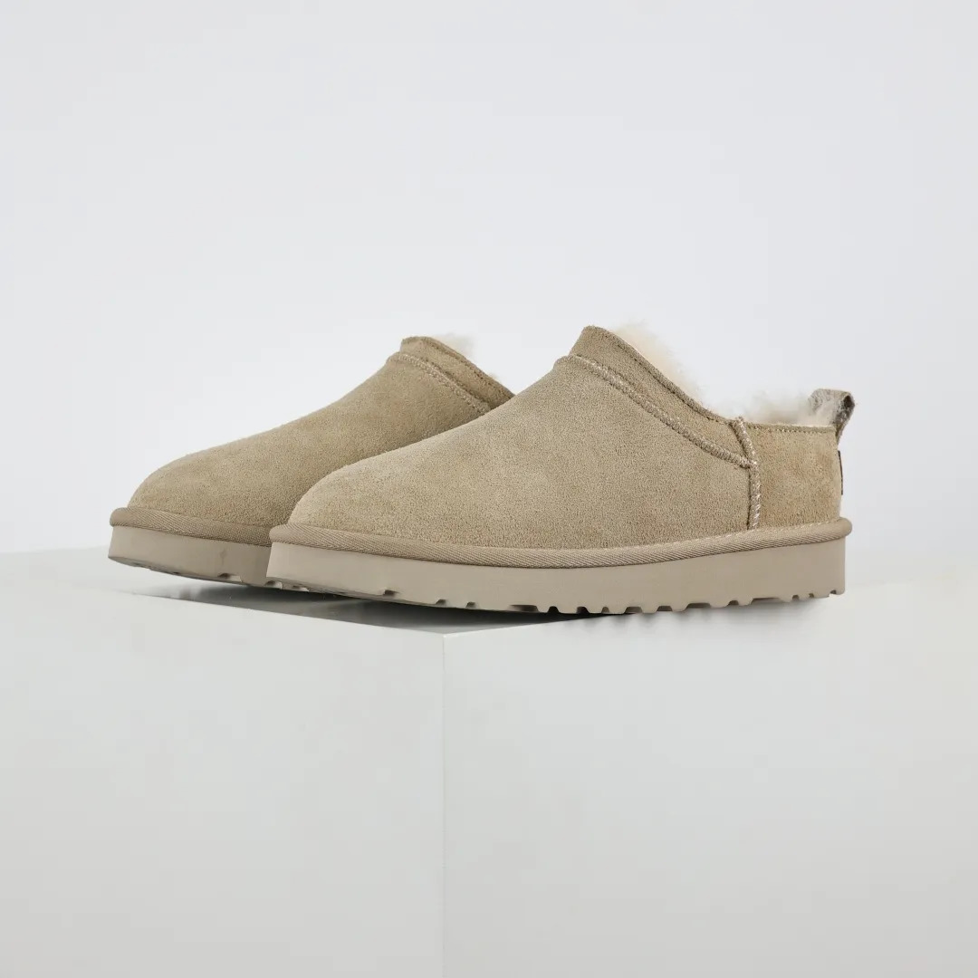 Pick up locally 💰520 Core recommendation Good price Independently developed original outsole, cashmere insole, keeping warm in winter, suitable for home use. In recent years, uug has launched a style series, which is partially skewed towards the preferences of young consumers, and has also been at the forefront of fashion trends. Shoe body material, water-repellent coated suede upper, 17mm UGGPURE™ implanted wool insole, lightweight non-slip and comfortable rubber outsole, with brand LOGO, complete packaging, size: 35 36 37 38 39 40